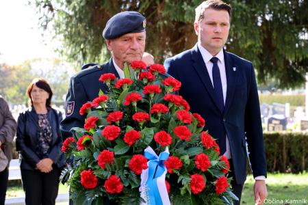 Ob 1. novembru smo se s polaganjem cvetja k osrednjim kamniškim spomenikom poklonili žrtvam vojn (43)